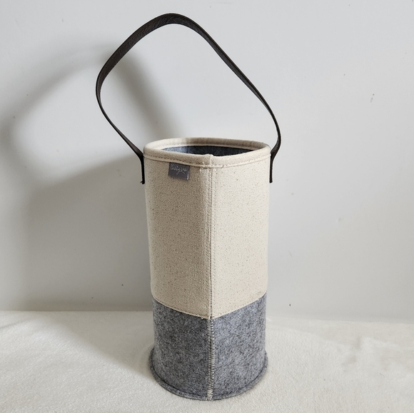 Thirty-One 31 Circular Cream Natural Whisper Gray Felt Wine Bottle Gift Bag - Picture 2 of 10